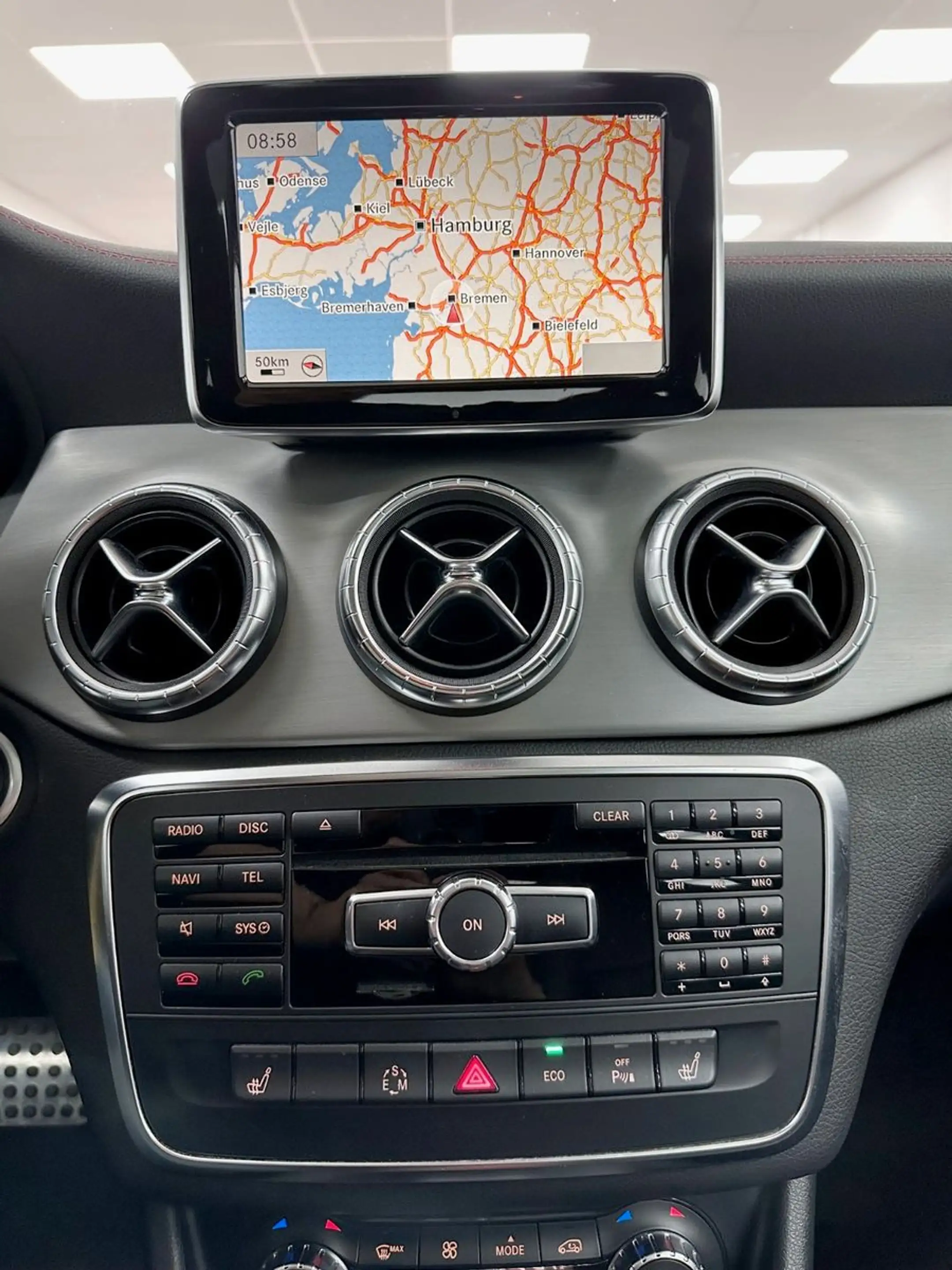 Mercedes-Benz CLA 250 AMG Line SHZ+NAVI+KAMERA+PANORAMA+EUR6 — photo 10