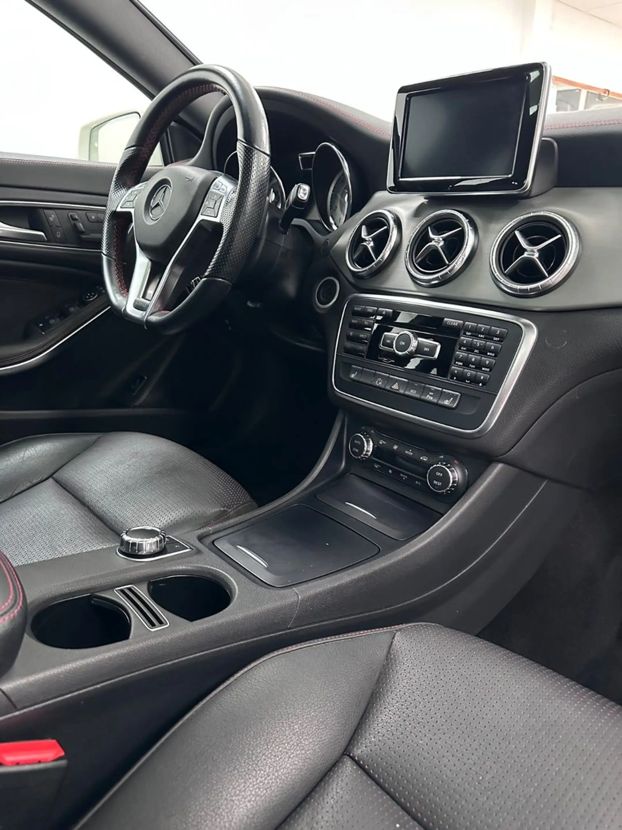 Mercedes-Benz CLA 250 AMG Line SHZ+NAVI+KAMERA+PANORAMA+EUR6 — photo 26