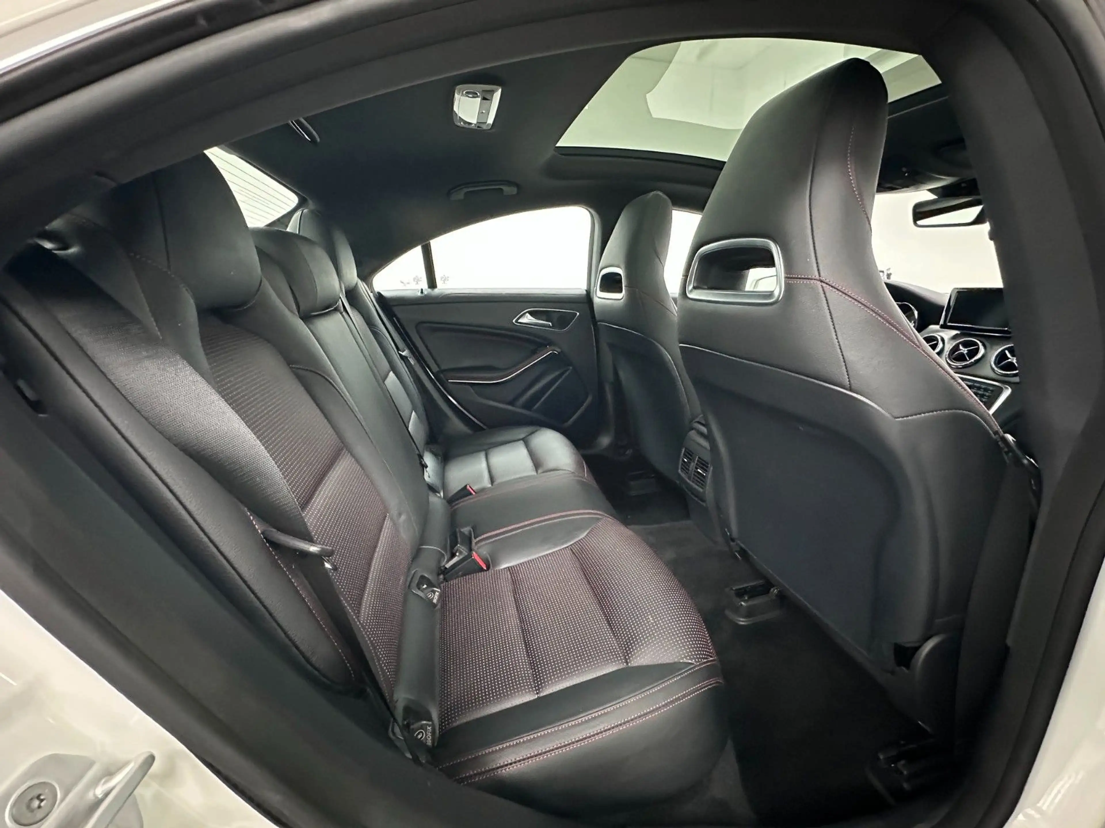 Mercedes-Benz CLA 250 AMG Line SHZ+NAVI+KAMERA+PANORAMA+EUR6 — photo 23