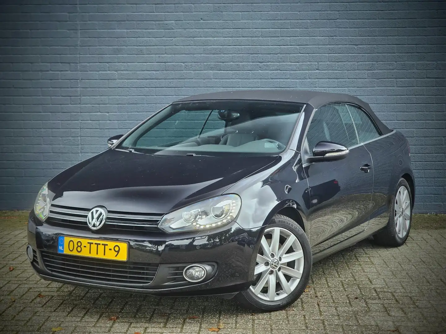 Volkswagen Golf Cabriolet 1.4 TSI / CAMERA / LEDER / STOELVERW. / XENON / Zwart - 2