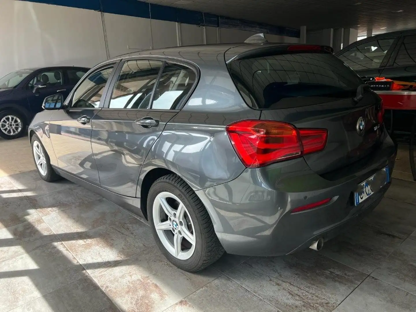 BMW 116 d 5p. Advantage Grijs - 2