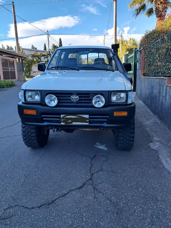 Toyota Hilux 1995 из Европы — купить под ключ