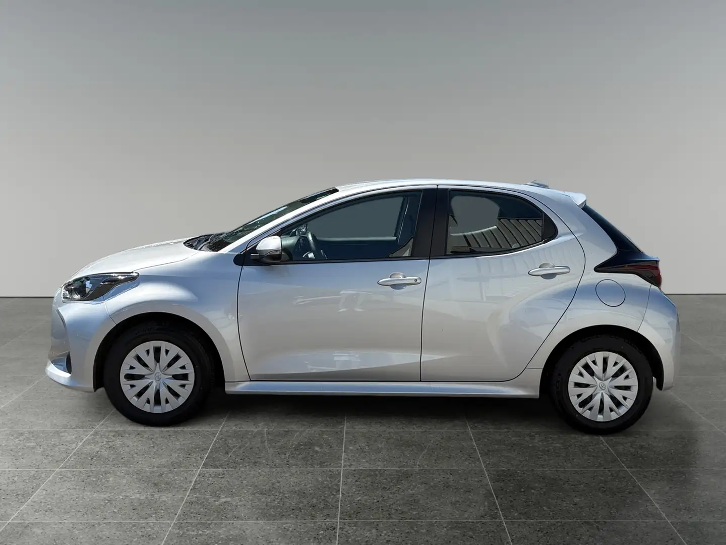 Toyota Yaris 1,0 VVT-i Active 8-fach bereift! Silber - 2