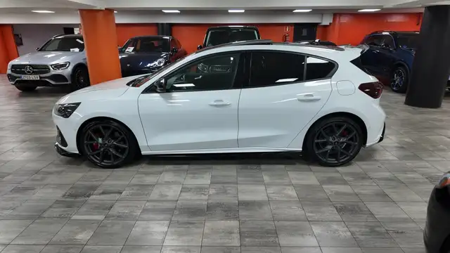 Ford Focus view 3