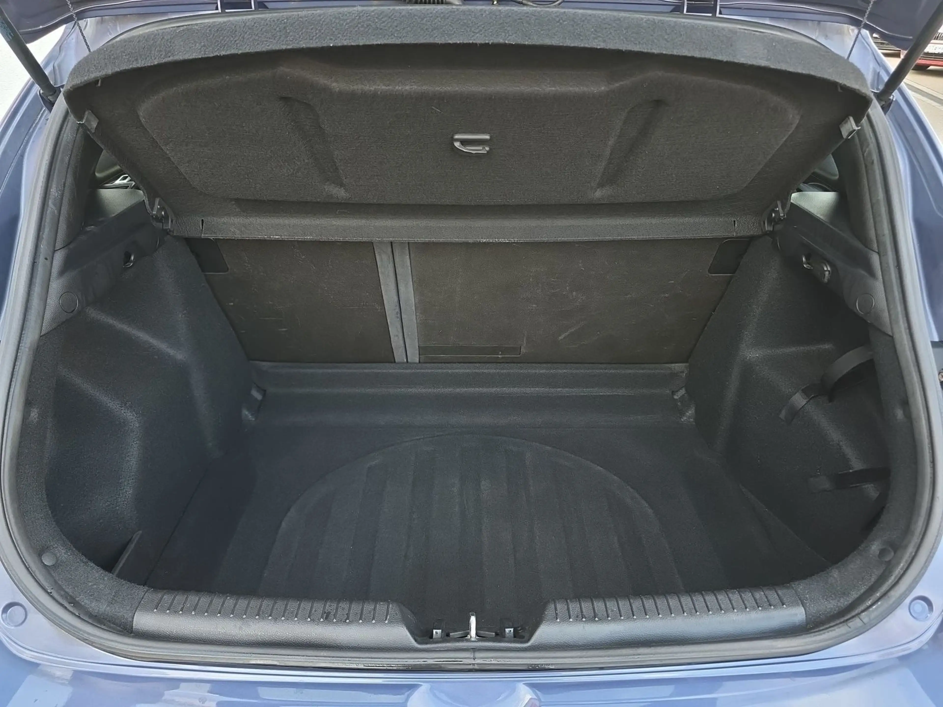 Hyundai i30 1.4 Classic Tempomat Sitzheizung Klima PDC — photo 9