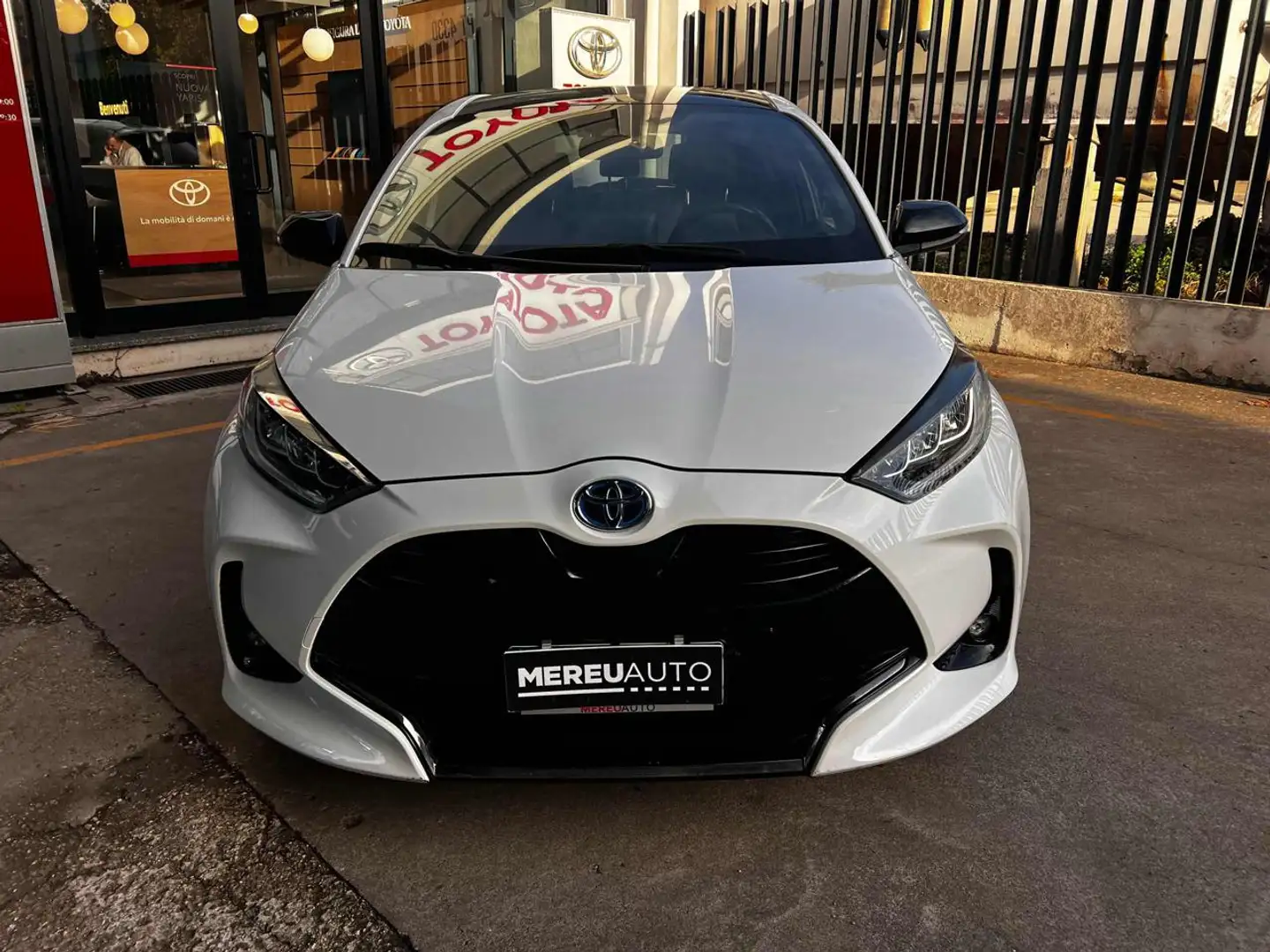 Toyota Yaris 1.5 Hybrid 5 porte Lounge Weiß - 2