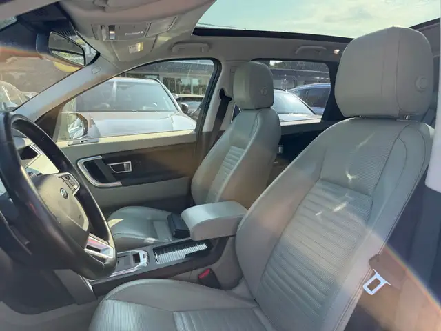 Land Rover Discovery Sport view 7
