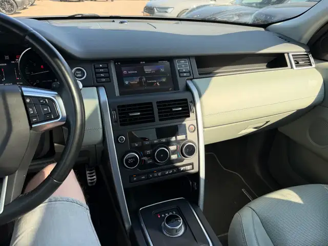 Land Rover Discovery Sport view 16