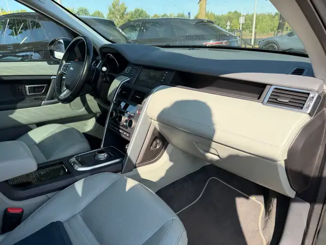 Land Rover Discovery Sport view 11