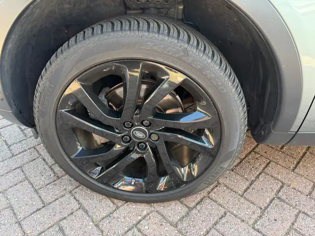 Land Rover Discovery Sport view 12