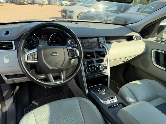 Land Rover Discovery Sport view 5