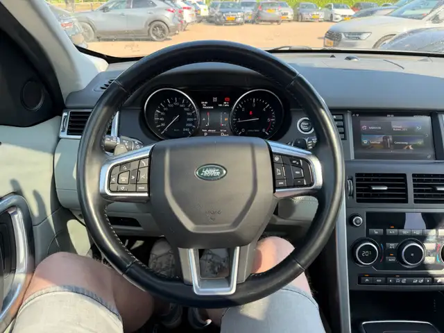 Land Rover Discovery Sport view 14