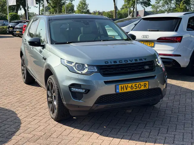 Land Rover Discovery Sport view 3