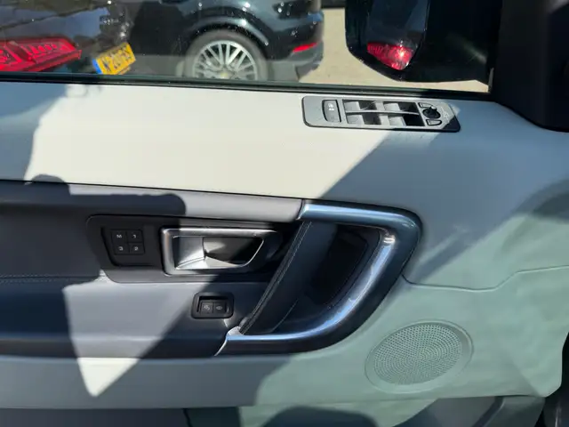 Land Rover Discovery Sport view 23