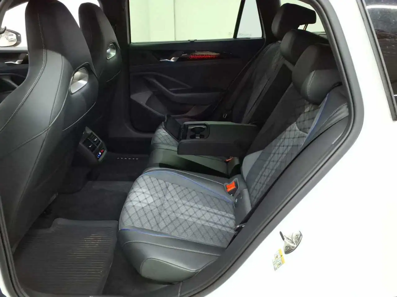 Volkswagen Passat Passat Variant 2.0 TDI 4Motion DSG R-Line StHz AHK 5