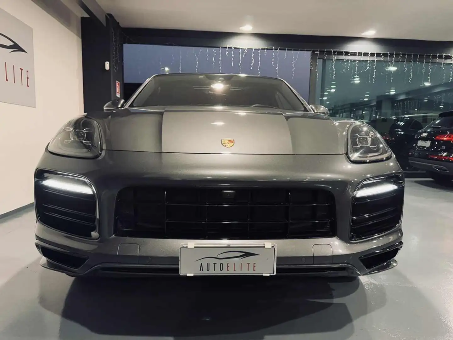 Porsche Cayenne Coupé 3.0 V6 E-Hybrid BLACK EDITION GANCIO TRAINO Grijs - 2