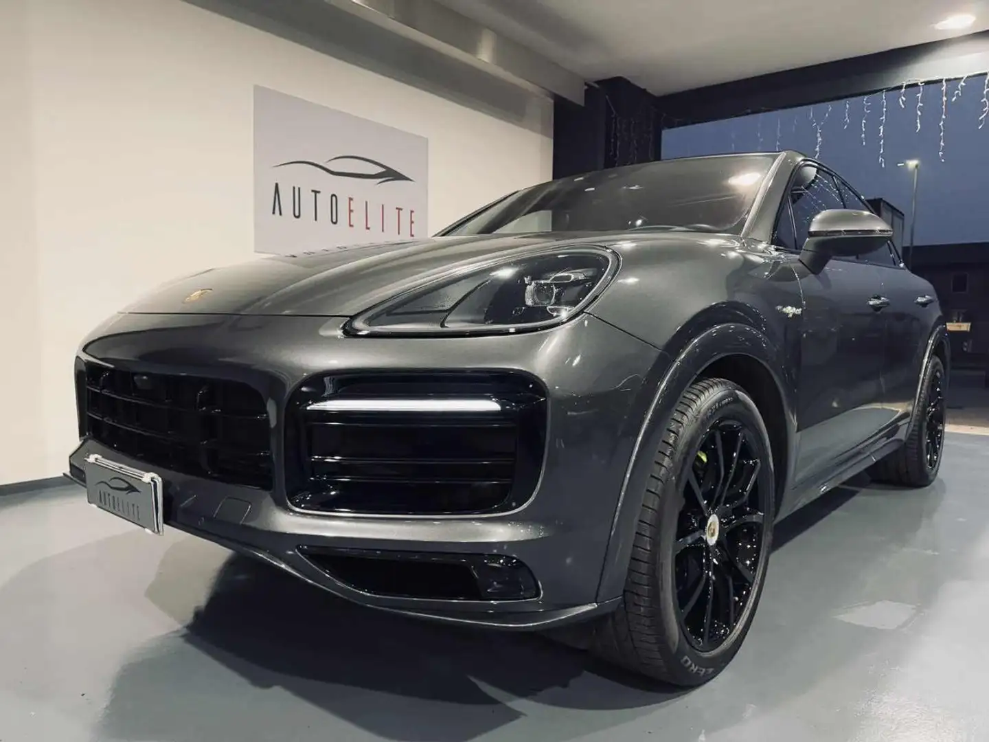 Porsche Cayenne Coupé 3.0 V6 E-Hybrid BLACK EDITION GANCIO TRAINO Grijs - 1
