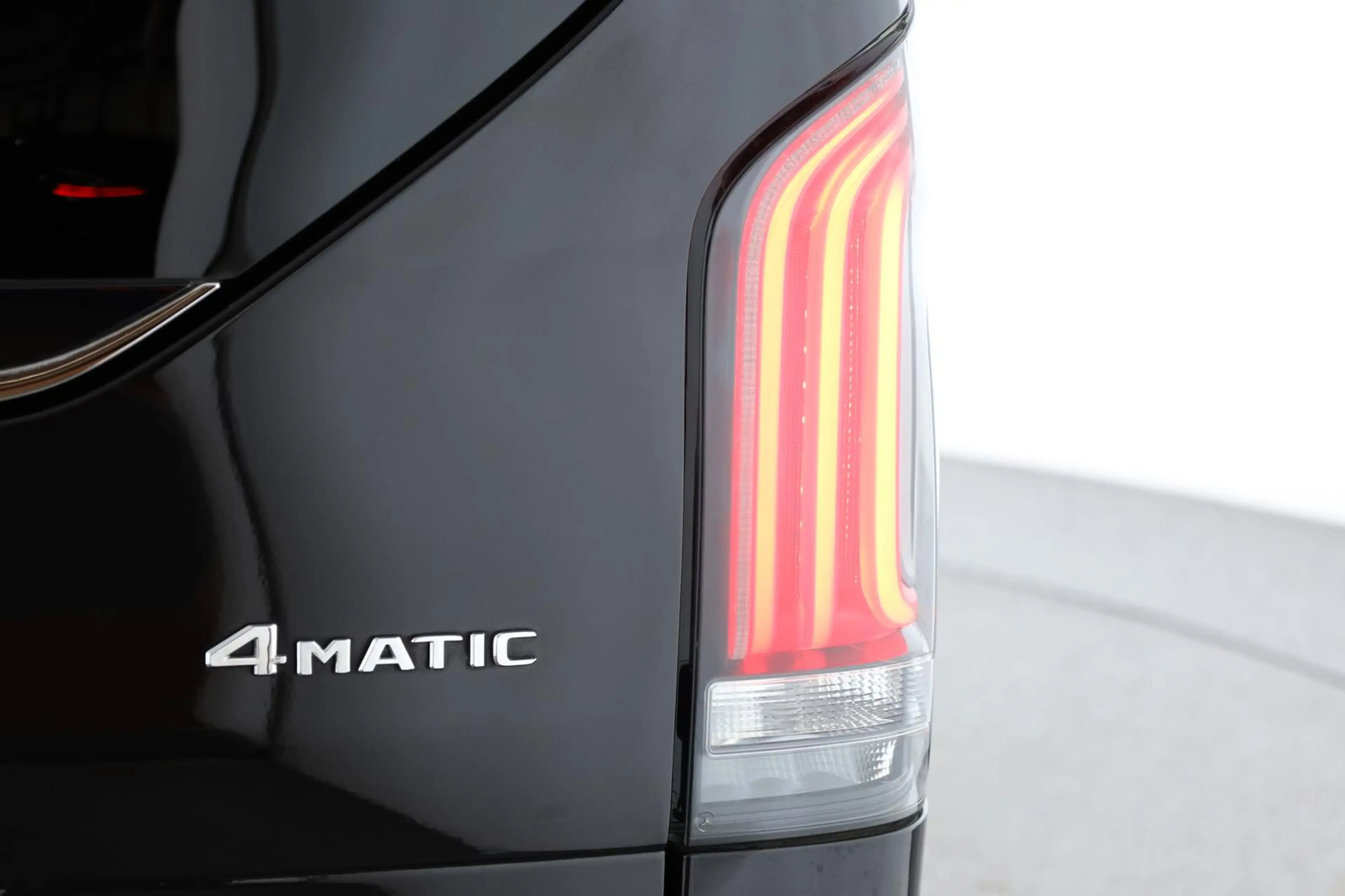 Mercedes-Benz V 300 d 4M extralang EXCLUSIVE 7S Nav BM ACC 360 — photo 11
