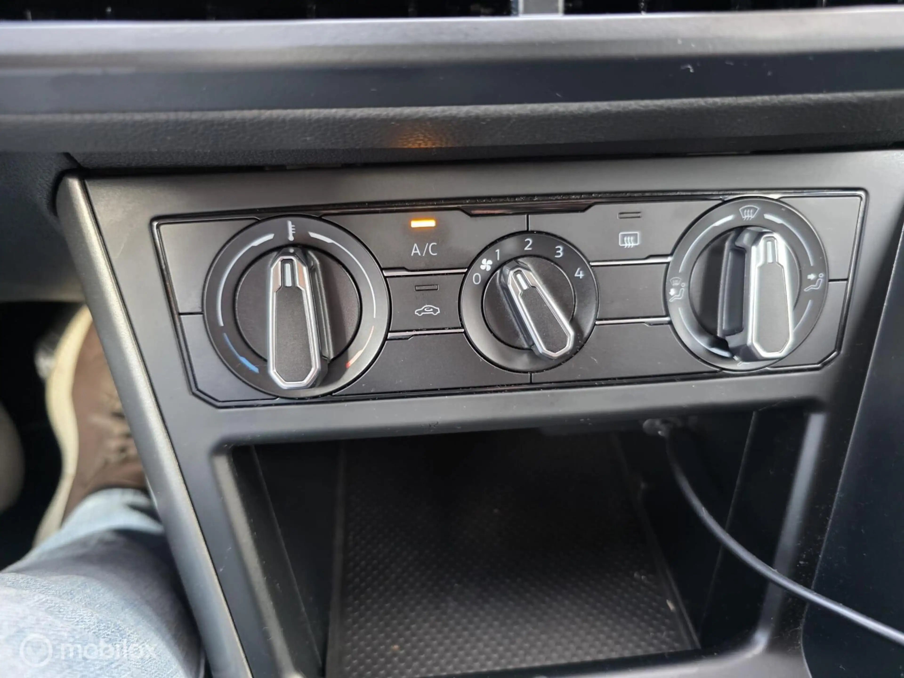 Volkswagen Polo 1.6 TDI Comfortline Business Dealer onderhouden — photo 9