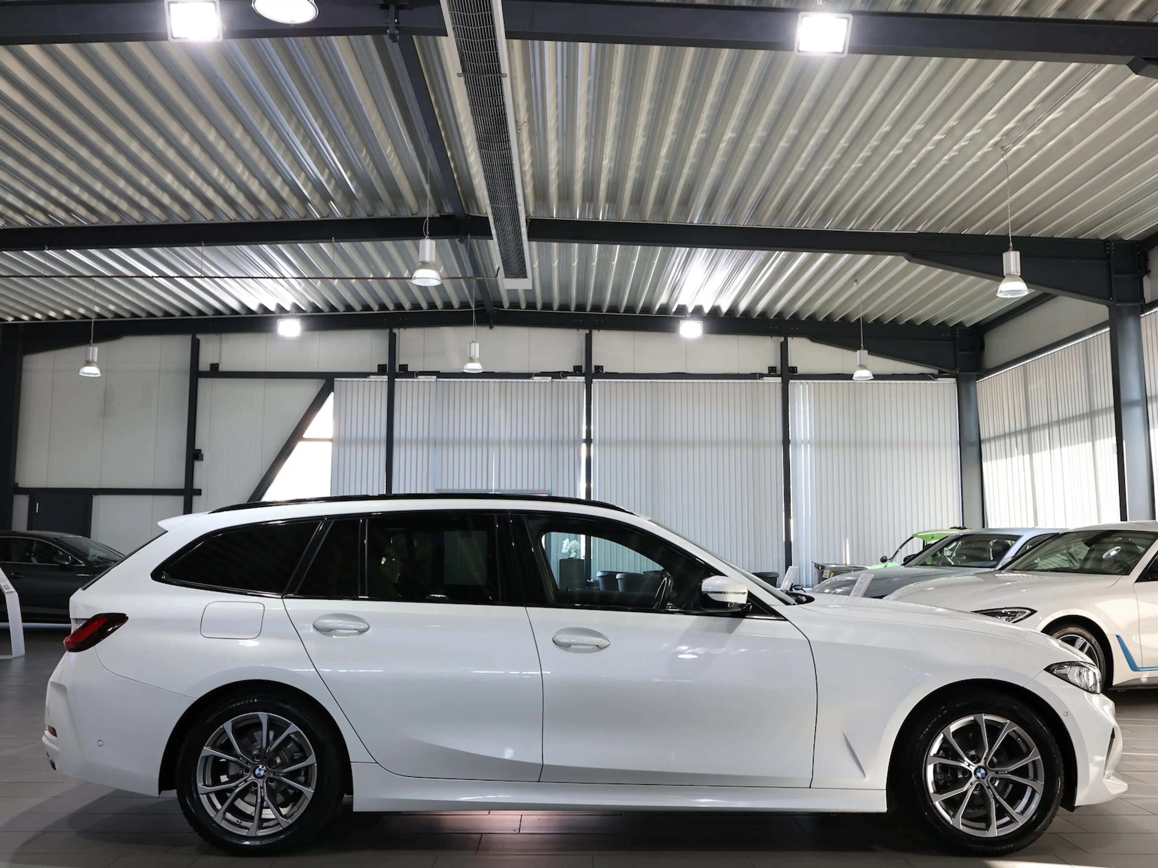 BMW 318 318d Touring SPORT WHITE & BROWN / CURCED, LED — photo 8
