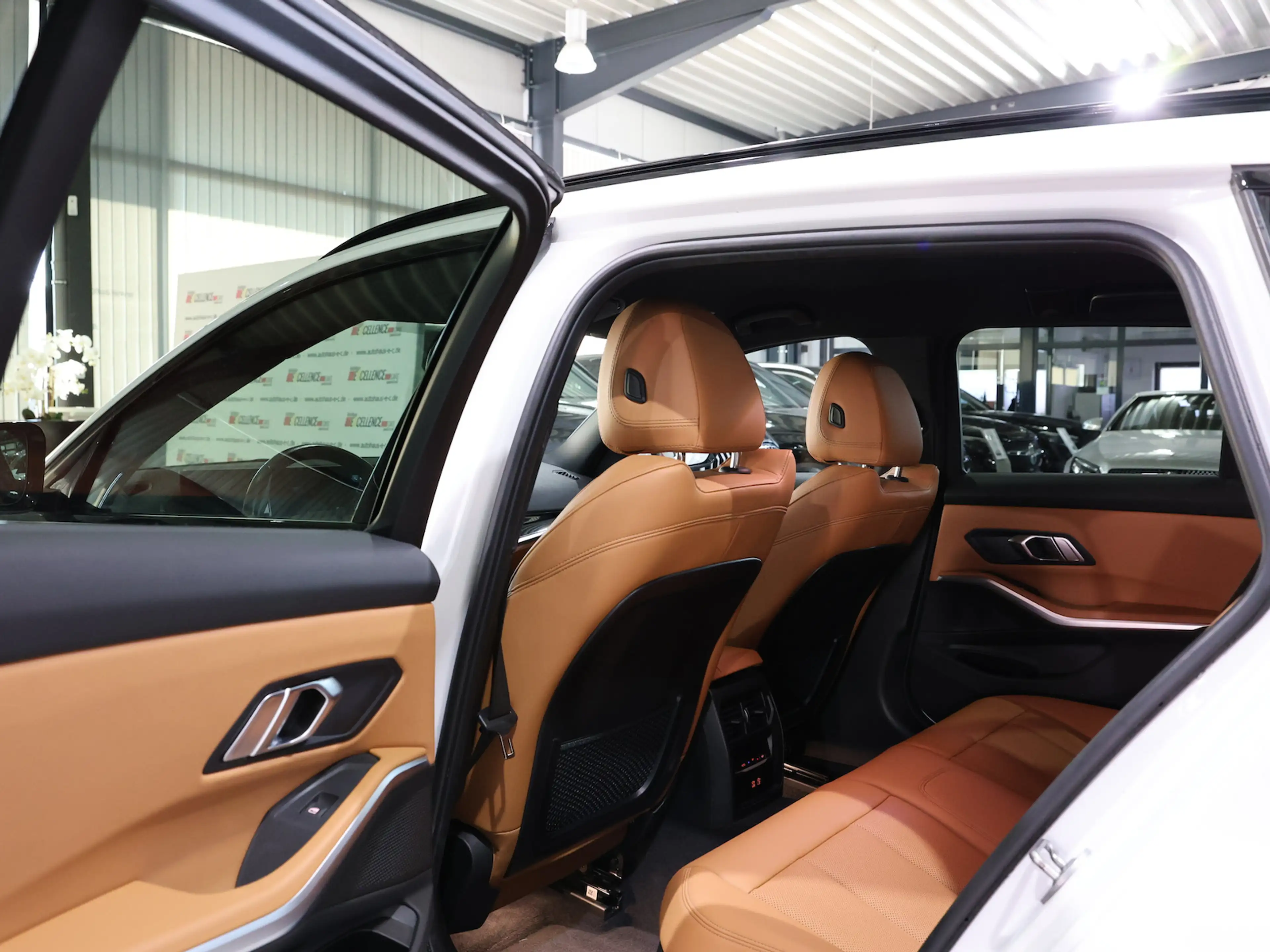BMW 318 318d Touring SPORT WHITE & BROWN / CURCED, LED — photo 15