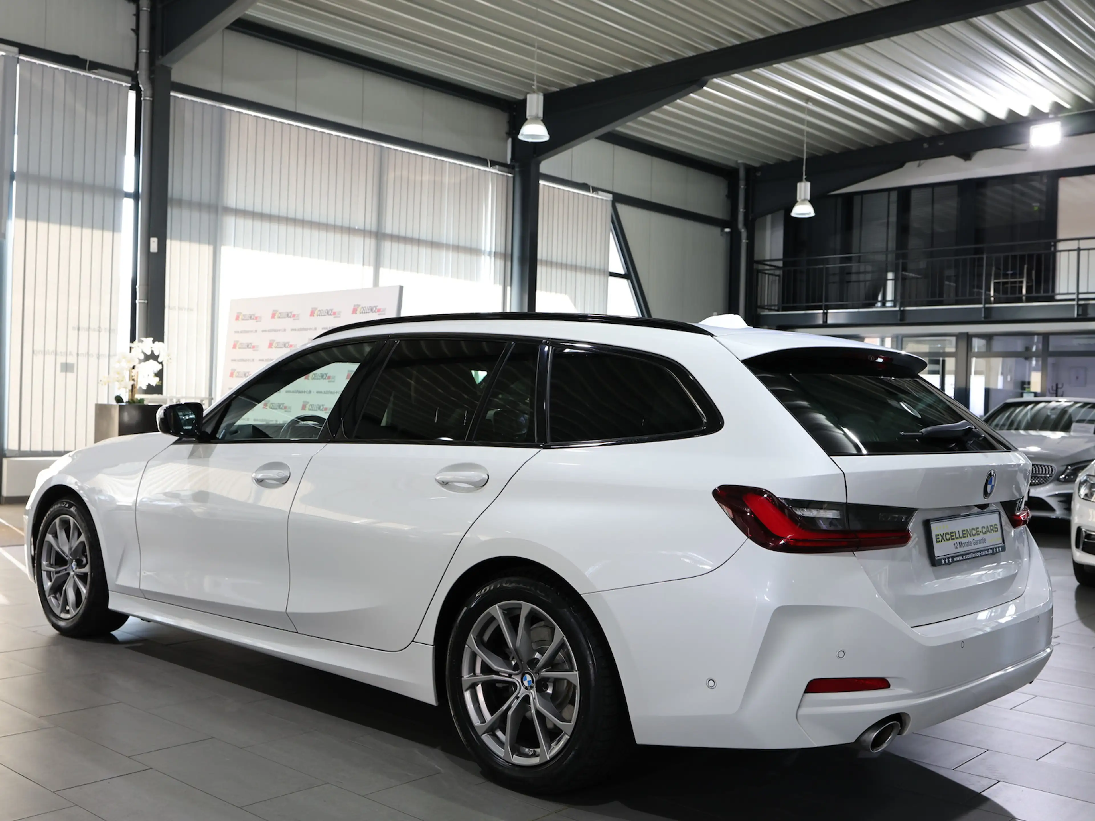 BMW 318 318d Touring SPORT WHITE & BROWN / CURCED, LED — photo 9