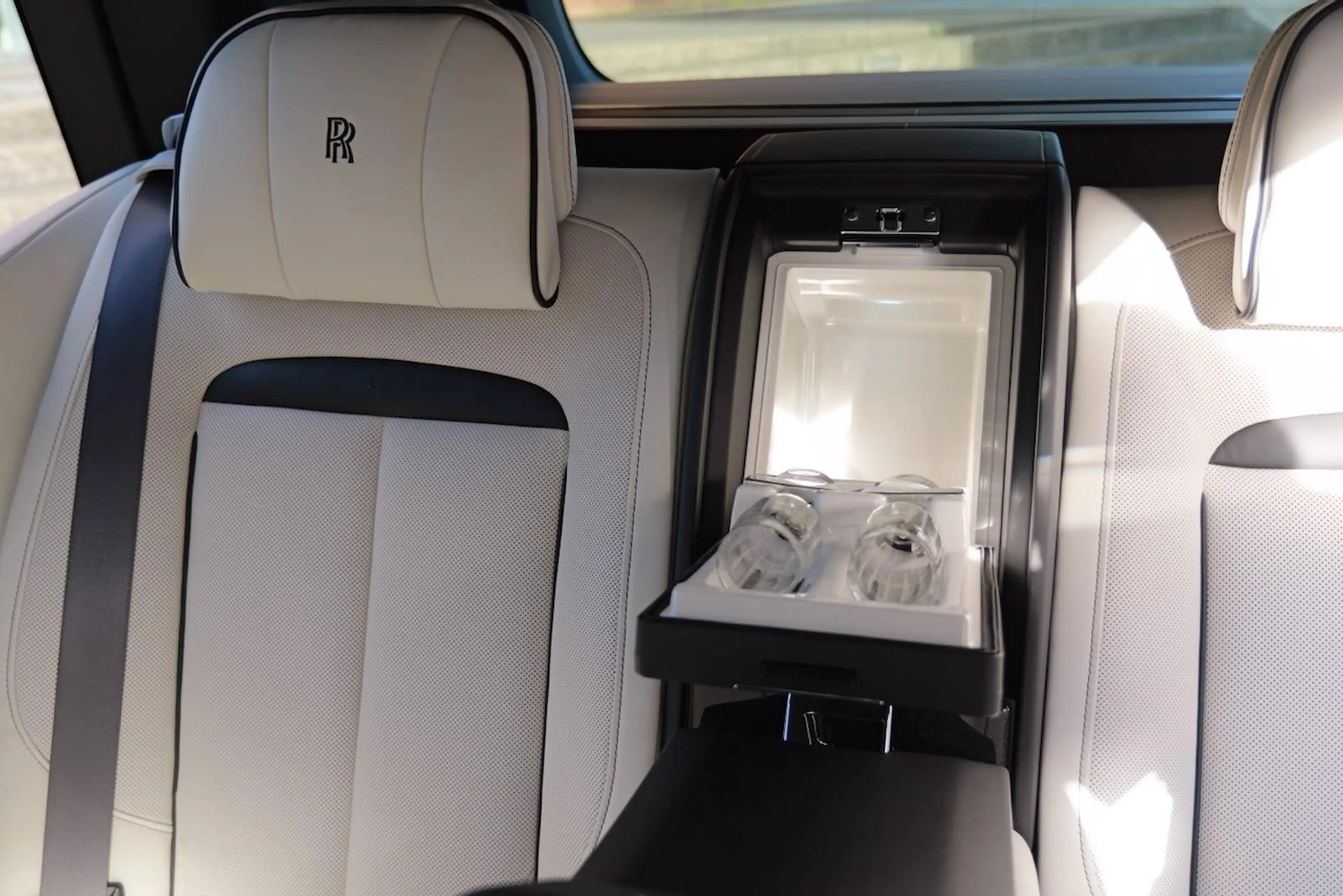 Rolls-Royce Cullinan Cullian Black Badge 4 Seats I Starlight I TV I Ma — photo 12