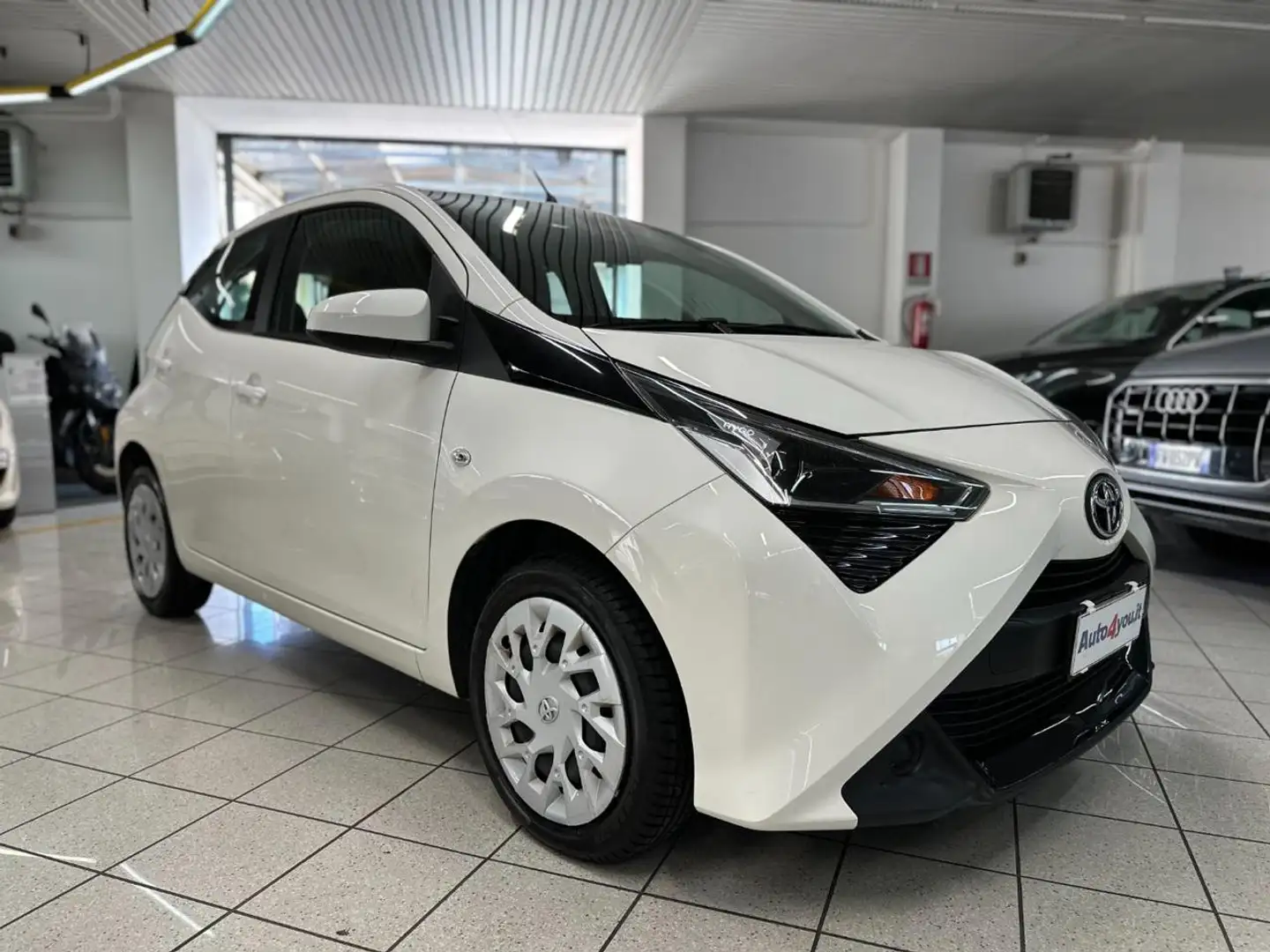 Toyota Aygo Connect 1.0 VVT-i 72 CV x-cool UNICO PROP. IVA ESP Weiß - 1