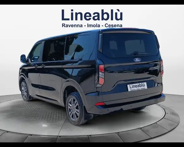 Ford Tourneo Custom view 3