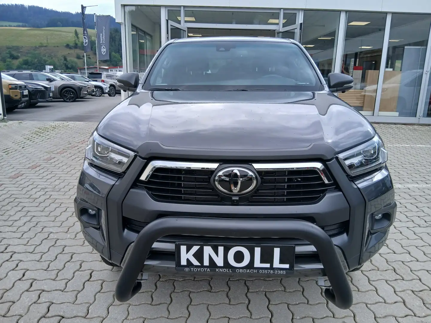 Toyota Hilux 2,8 Double Cab Invincible 4x4 Automatik - 2