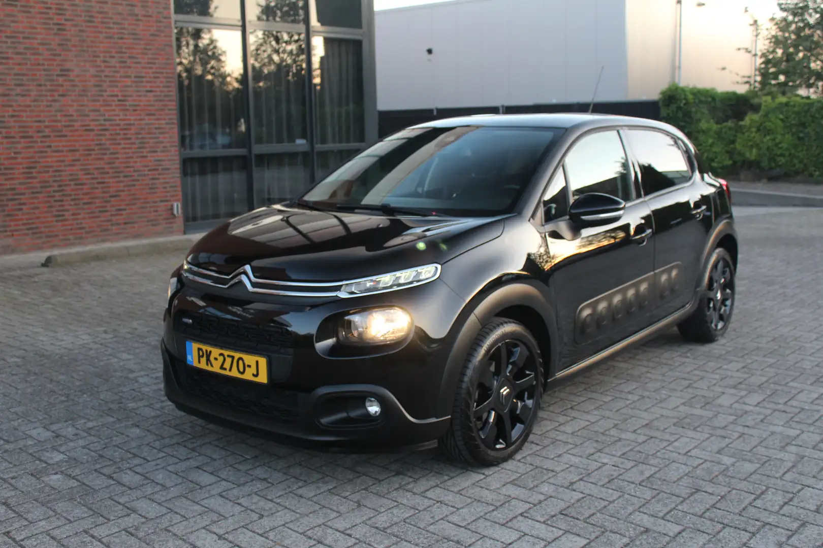 Citroen C3 1.2 PureTech S&S Shine Clima-Cruise-Navi-Camera Noir - 1