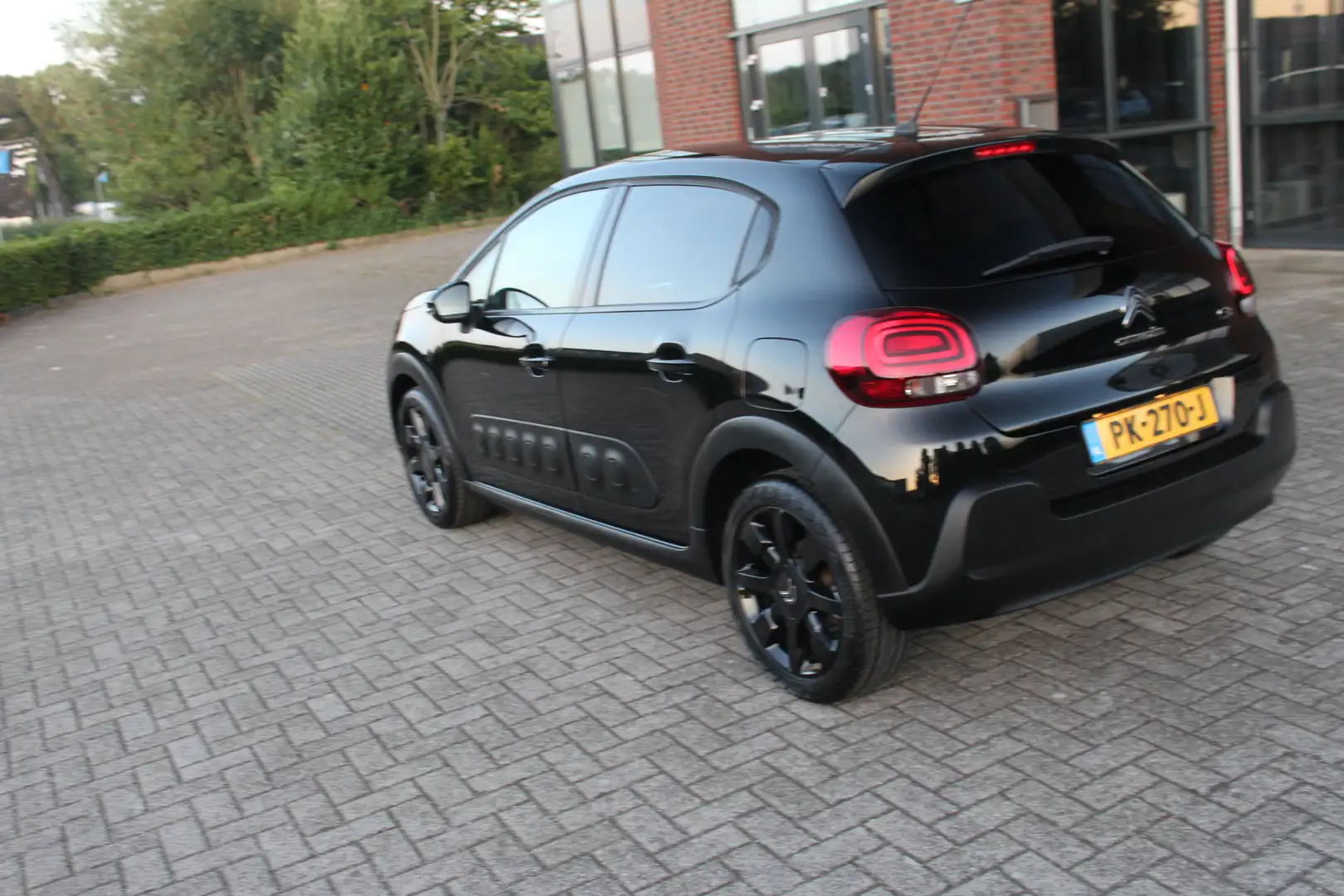 Citroen C3 1.2 PureTech S&S Shine Clima-Cruise-Navi-Camera Zwart - 2