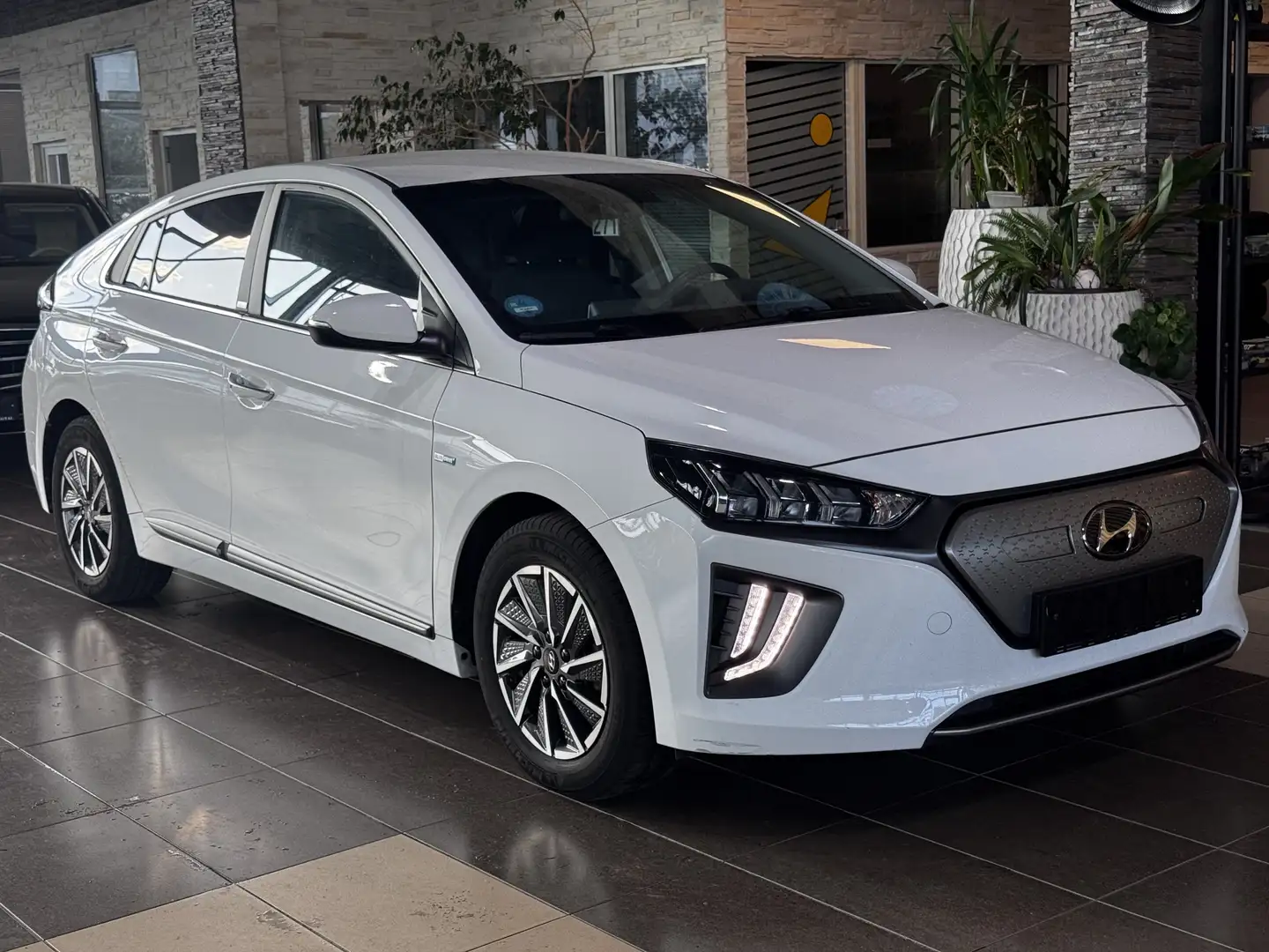 Hyundai IONIQ Style ACC Navi LED Wärmepumpe R.Cam PDC Weiß - 1