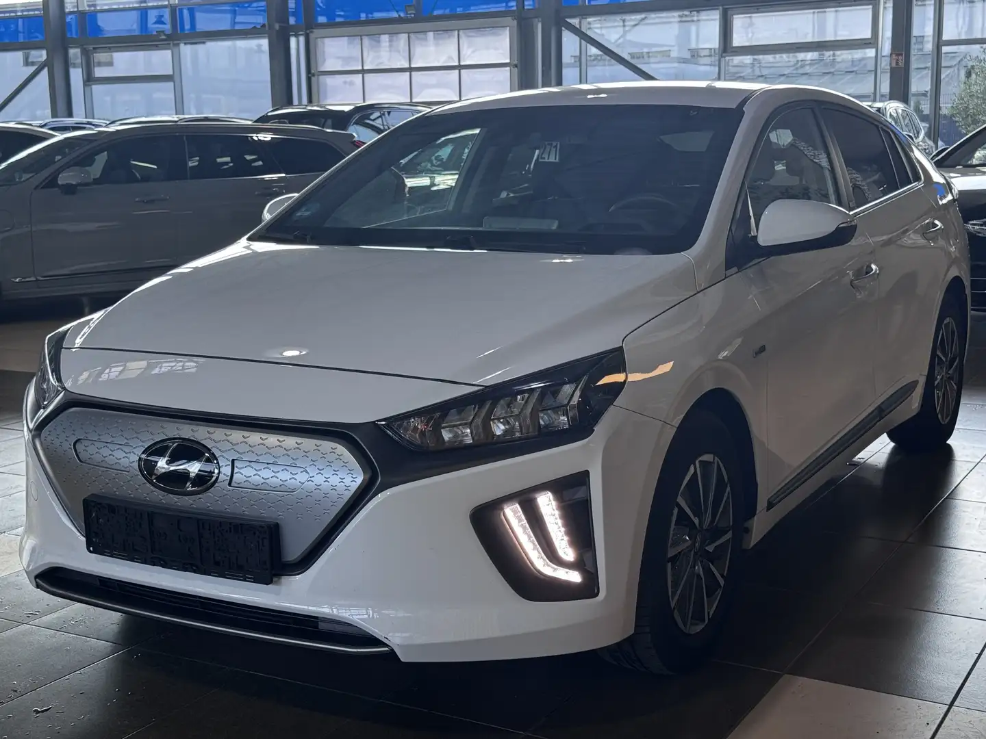 Hyundai IONIQ Style ACC Navi LED Wärmepumpe R.Cam PDC Weiß - 2