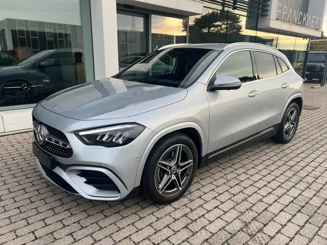 Mercedes-Benz GLA 180 AMG-Line * Automaat * Keyless-Go * Dodehoek * 360° camera * LED * Sfeerverlichting * Carplay *