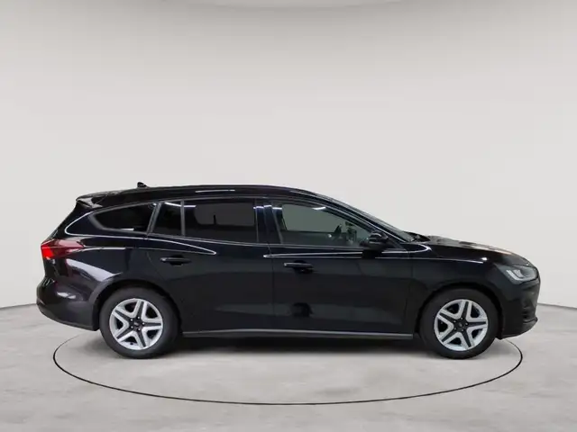 Ford Focus view 3