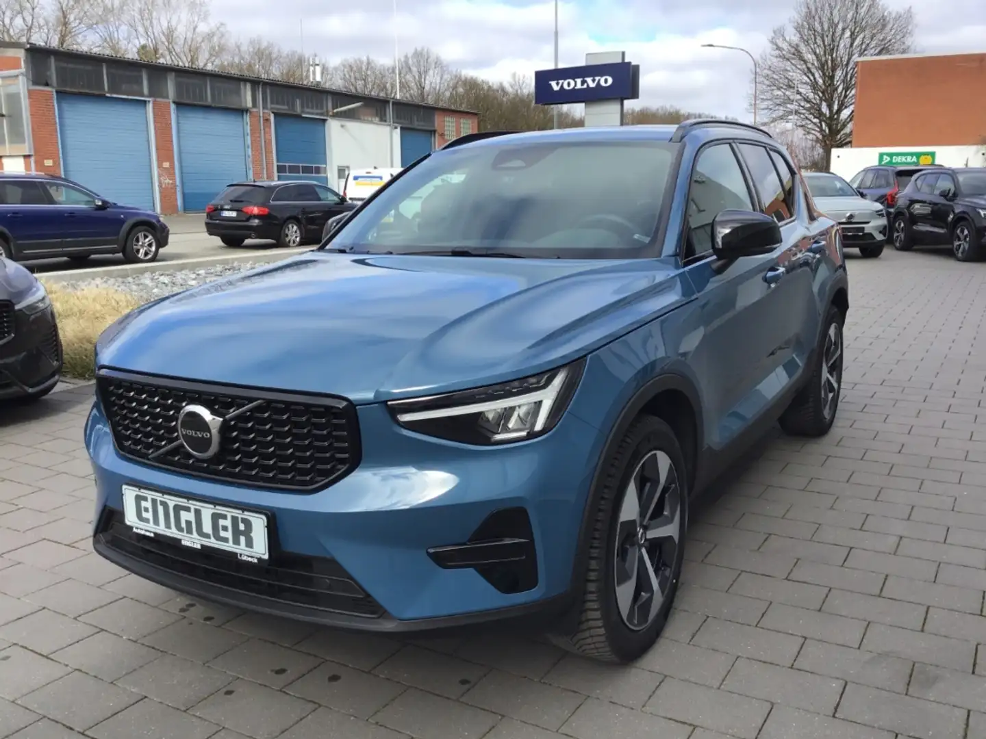 Volvo XC40 B3 (Benzin) Plus Dark Keyless Navi Cam Blau - 2
