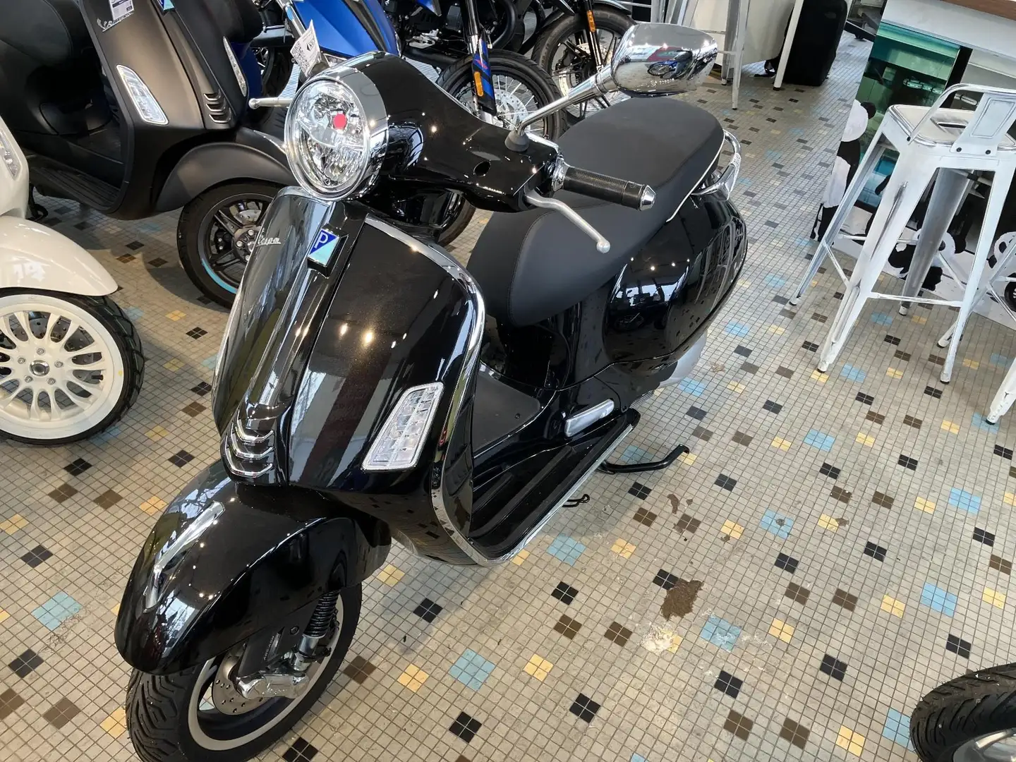 Vespa GTS 300 ABS ASR Keyless Schwarz - 2