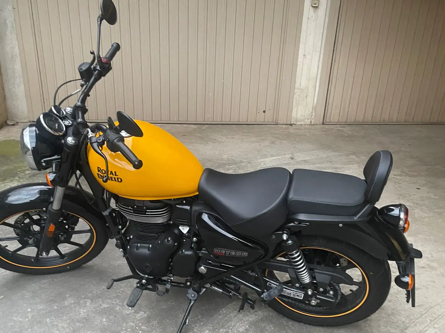Royal Enfield Meteor 350 Galben - 1
