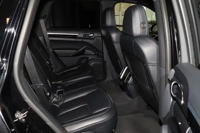 Porsche Cayenne view 11