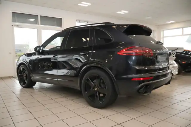 Porsche Cayenne view 3