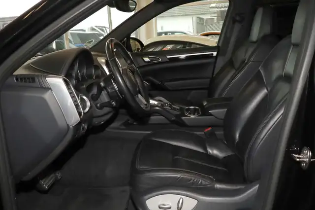 Porsche Cayenne view 8