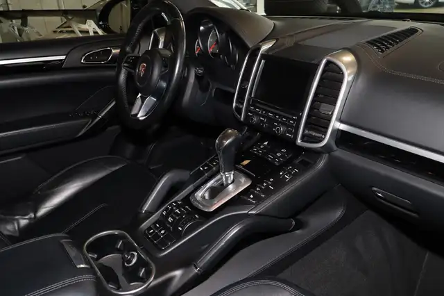 Porsche Cayenne view 13