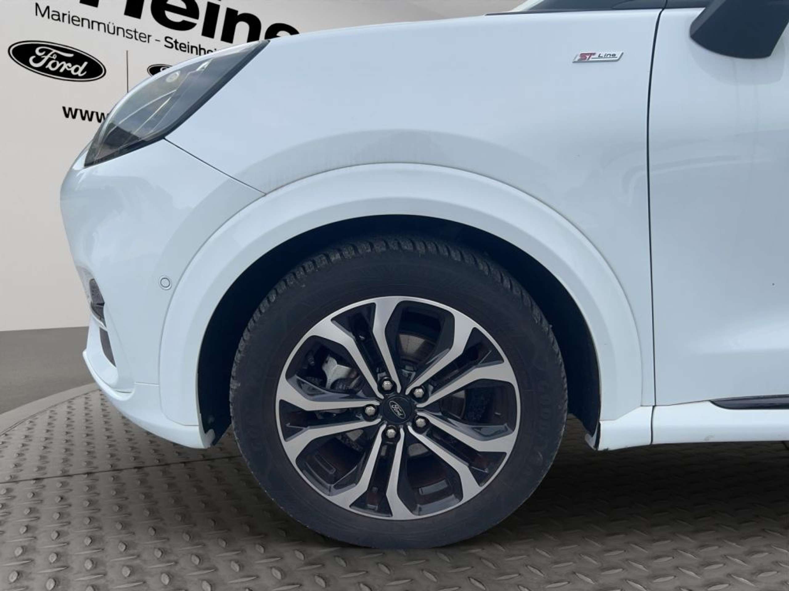 Fahrzeugabbildung Ford Puma 1.0 EcoBoost Hybrid Aut. ST-LINE X - mit KI generiert/bearbeitet