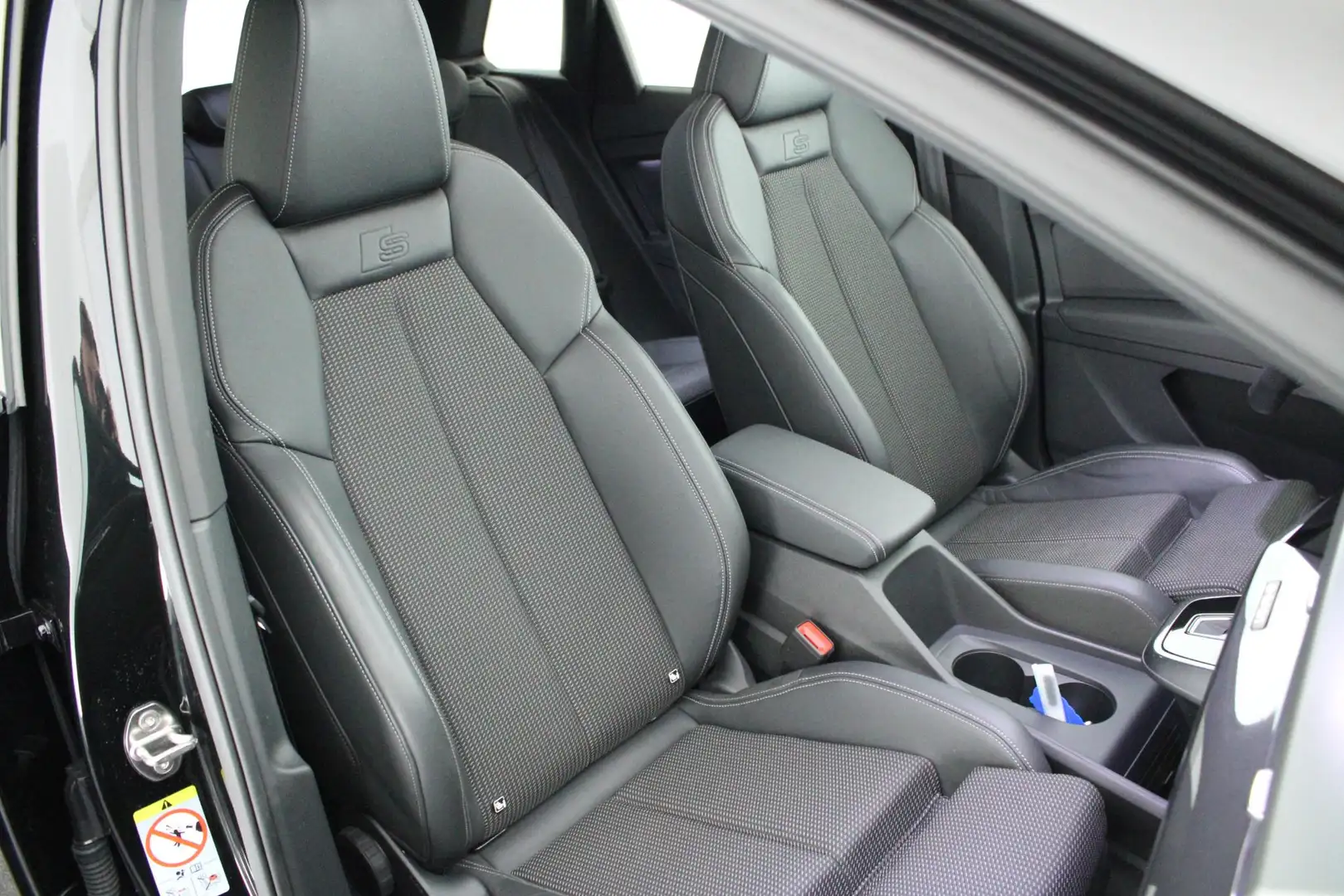 Audi Q4 e-tron 40 Launch edition S Competition 77 kWh 204pk SOH 9 Noir - 2