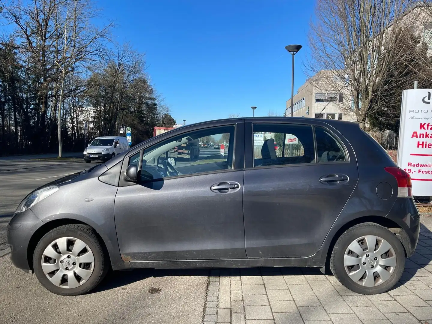 Toyota Yaris Cool Grau - 2