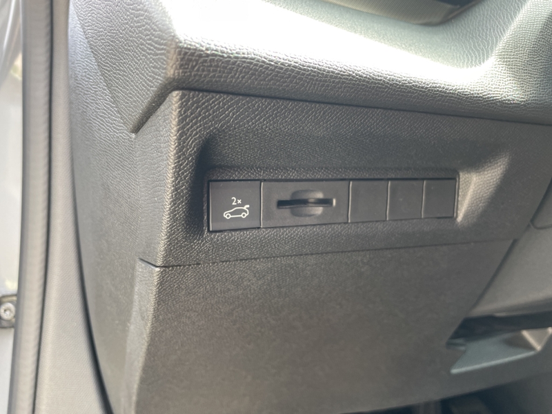 Peugeot 408 GT PT 130 EAT8 El. Panodach Navi Memory Sitze 360 — photo 20