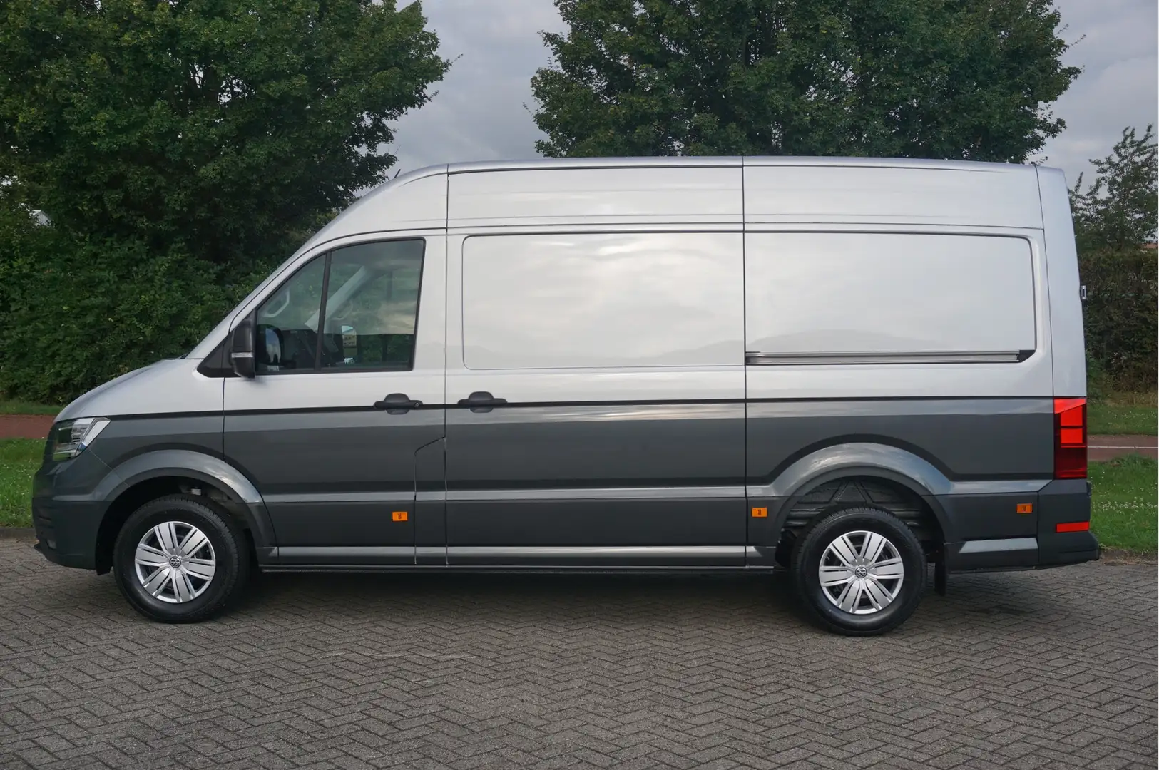 Volkswagen Crafter 35 177PK L3H3 AUT BPM VRIJ!! Navi, Cam, ACC, LED, Grijs - 2