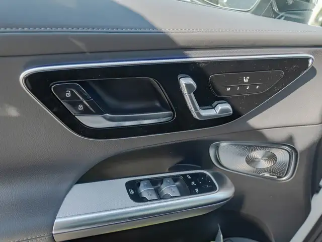 Mercedes-Benz 300 view 11
