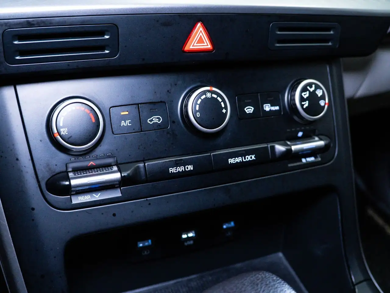 Kia Carnival снимка Kia Carnival